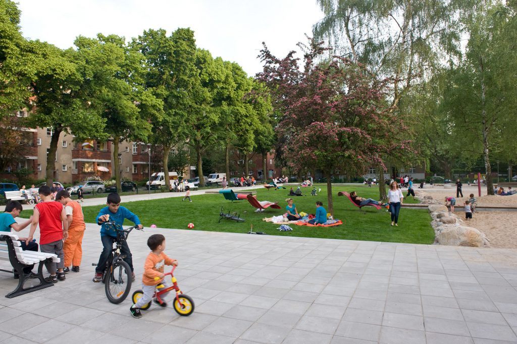 Letteplatz on Berlin, Kinder und Erwachsene spielen und sind beisammen.